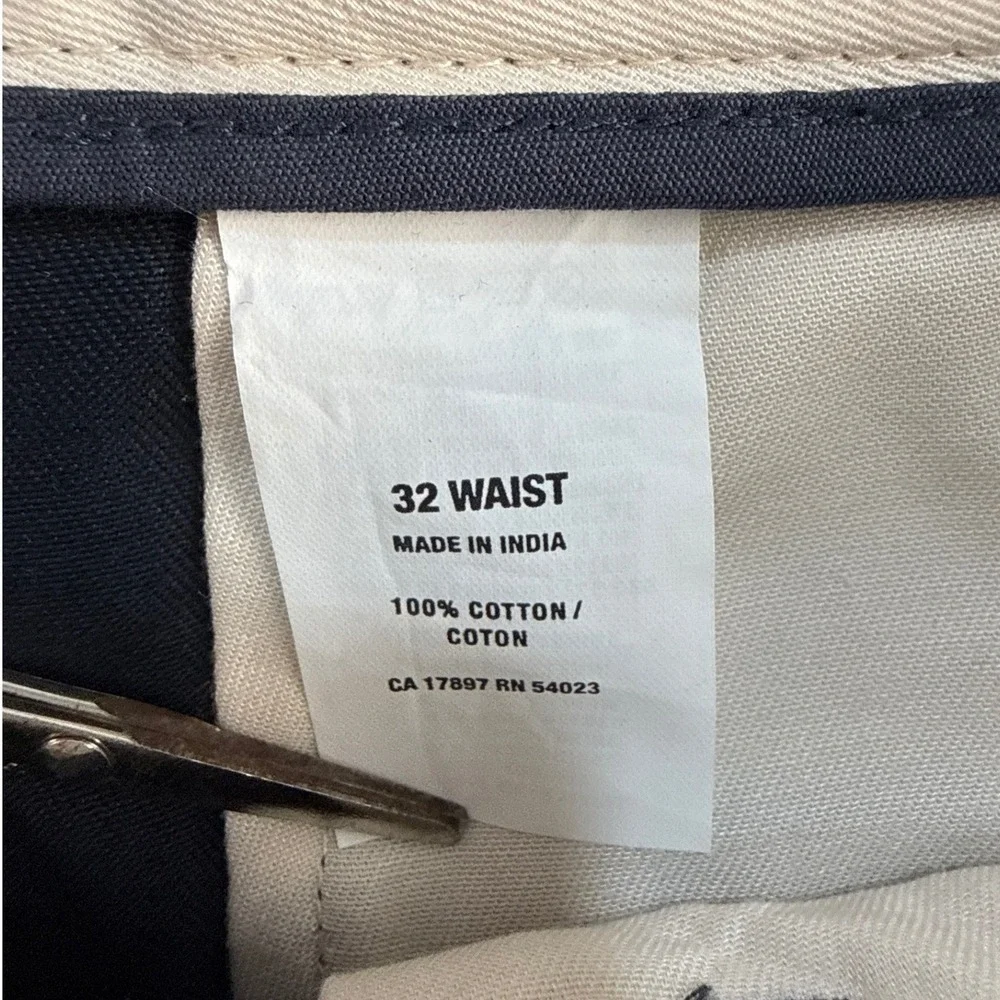 Gap Khakis Mens 32 Navy Blue Pleated Relaxed Fit Chino Shorts